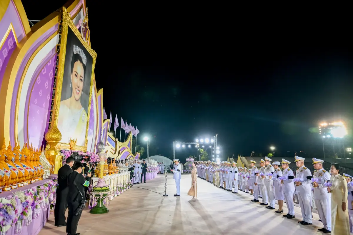 นายกฯ นำจุดเทียนถวายพระพรชัยมงคล สมเด็จพระนางเจ้าฯ พระบรมราชินี เฉลิมพระชนมพรรษา 4 รอบ