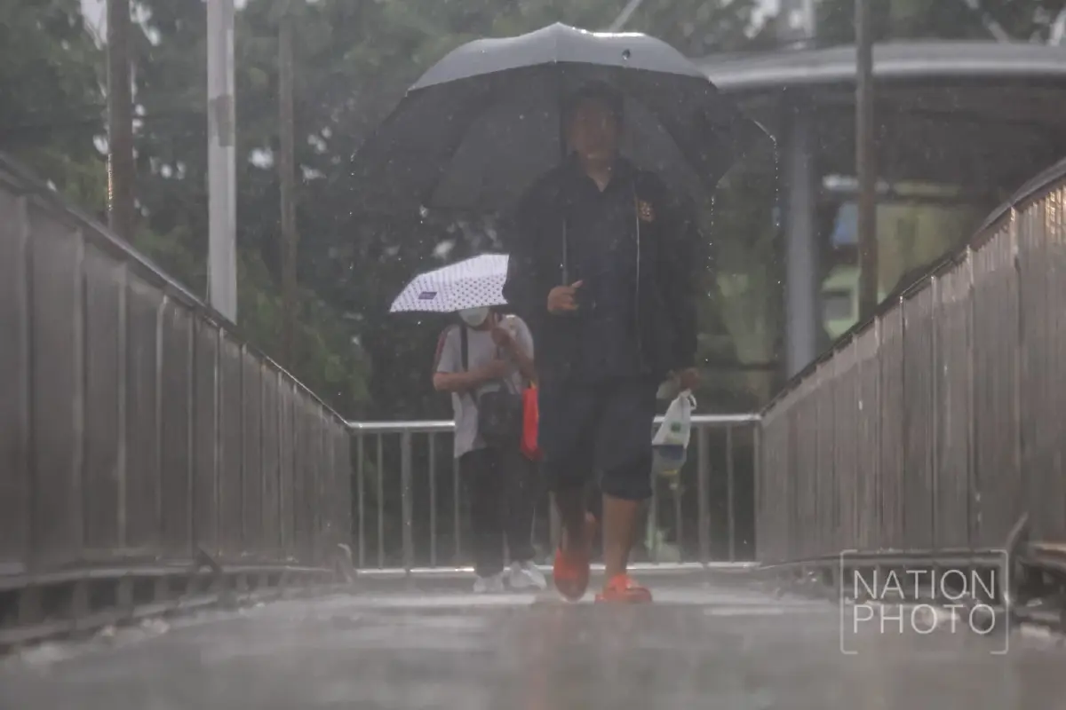 ฝนถล่มกรุง รัชดาน้ำท่วมขัง รถเล็กสัญจรลำบาก อุตุฯ เตือนตกยาวถึง 20 มิ.ย.