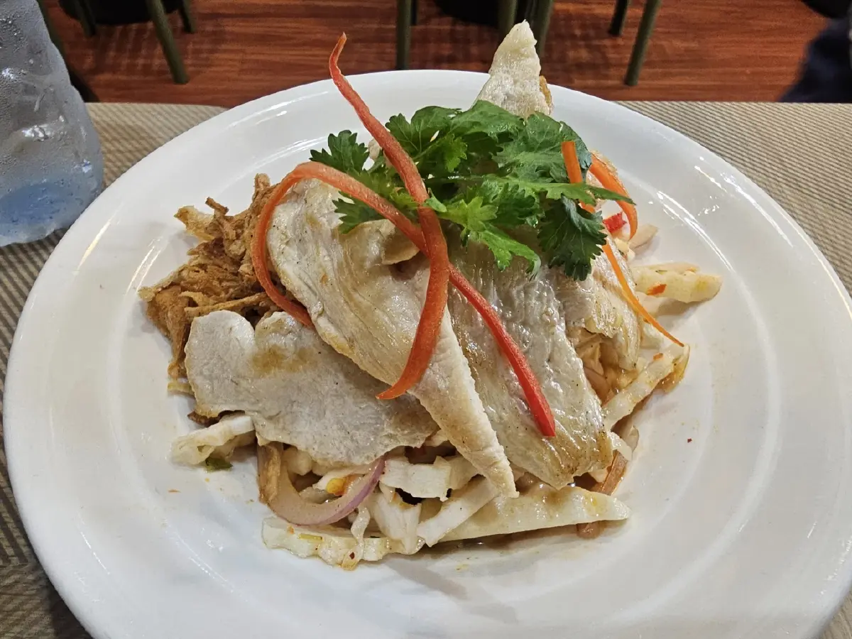 ‘ก๋วยเตี๋ยวเรือ’ ที่ ร้าน ‘Aroy Tatien’ น้ำซุปดีมีสมุนไพร 27 ชนิด