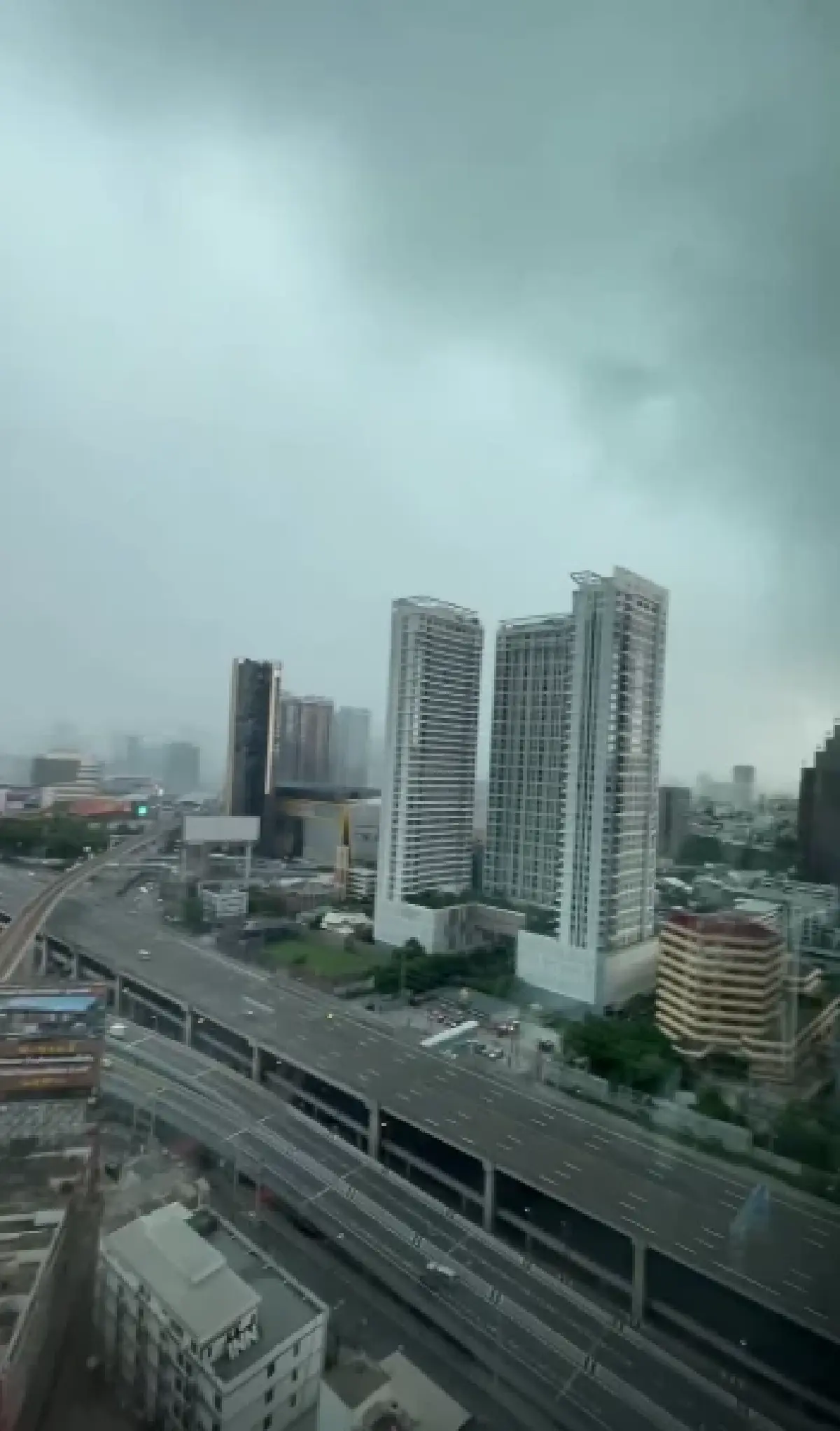 ทั่วกรุงเทพ ฝนตกหนัก มืดฟ้ามัวดิน พหลโยธิน - ม.เกษตร น้ำท่วม รถติด