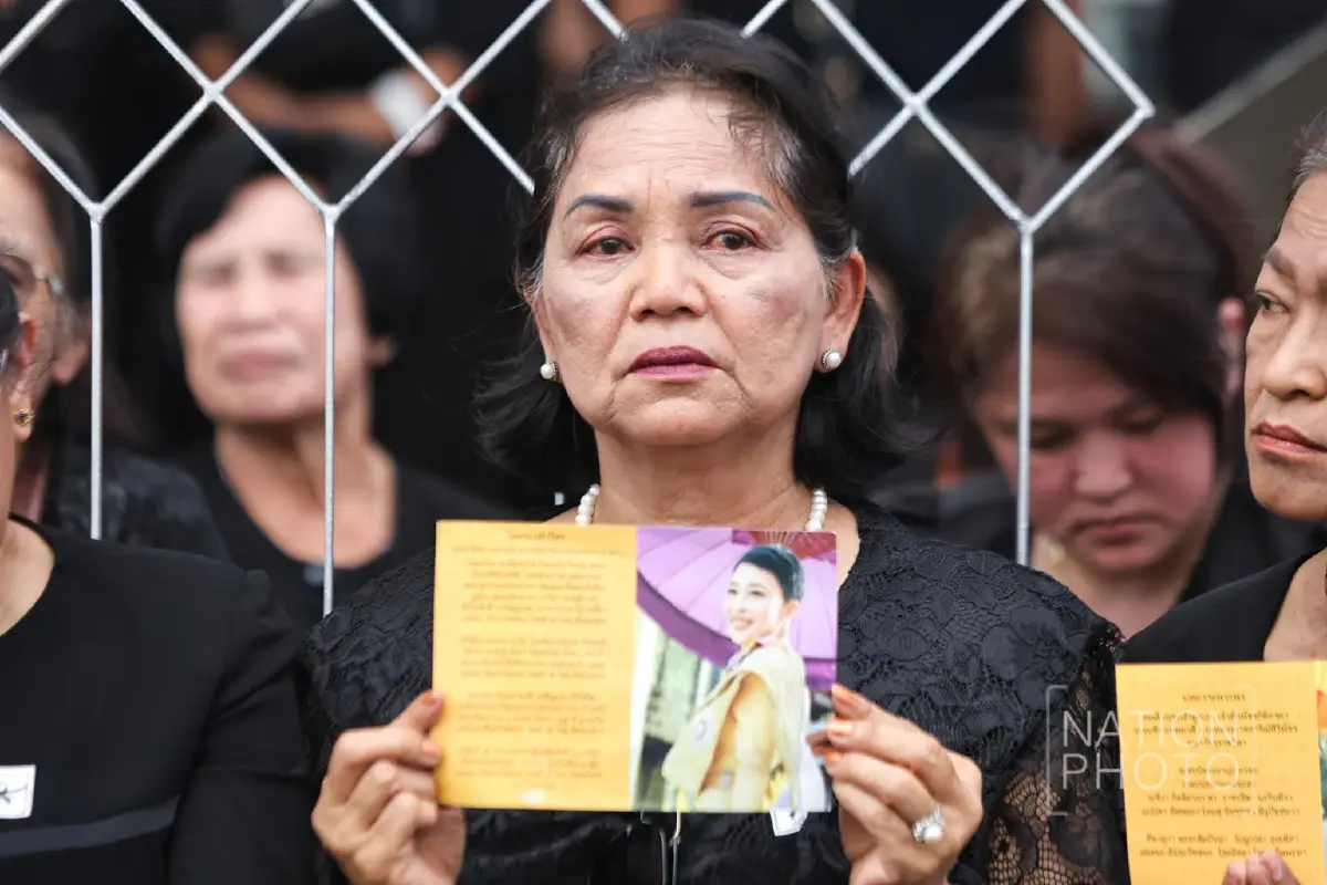 พสกนิกรปักหลักรอขบวนเชิญพระศพ “เจ้าฟ้าพัชรกิติยาภาฯ” หน้าพระบรมมหาราชวัง