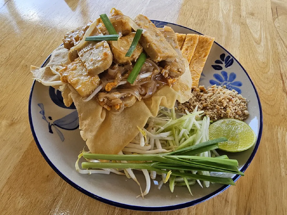 ‘บ้ายอ ก๋วยเตี๋ยวต้มยำ’ พระเอก ‘มิกค์ ทองระย้า’ การันตีความอร่อย