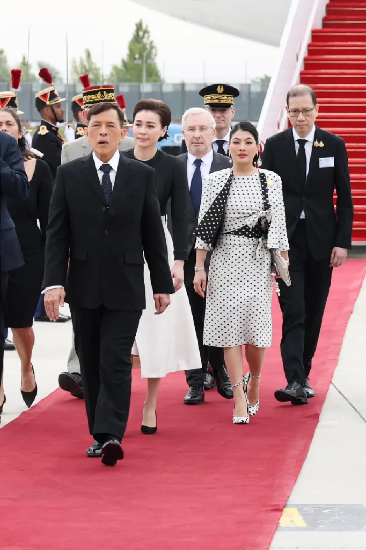 ในหลวง-พระราชินี เสด็จฯ ถึงฝรั่งเศส เจ้าฟ้าสิริวัณณวรี เฝ้าฯ รับเสด็จ
