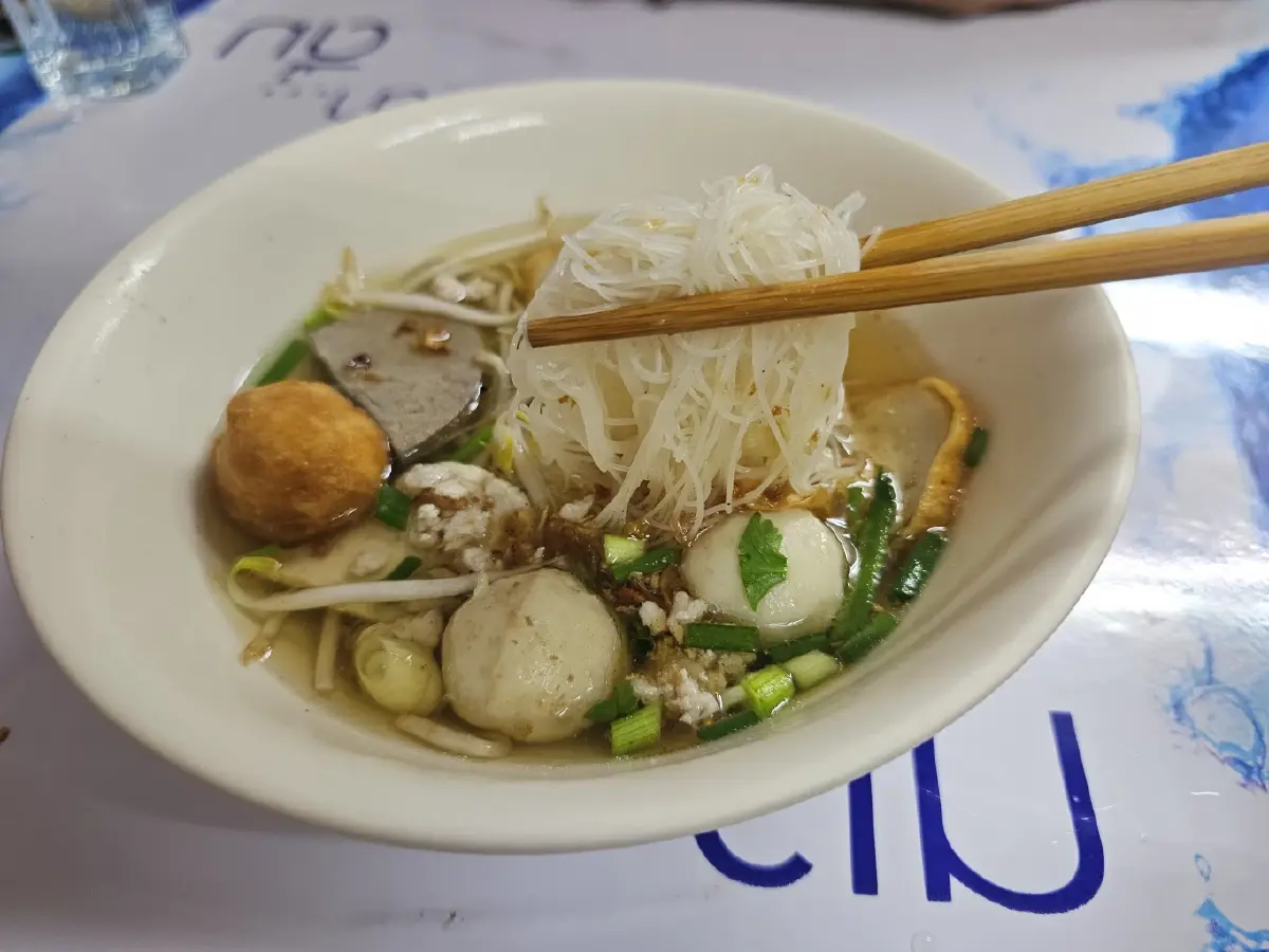 'โกวใหญ่' ก๋วยเตี๋ยวหมูต้มยำ เย็นตาโฟรสเด็ด แห่ง ลาดพร้าว-วังหิน