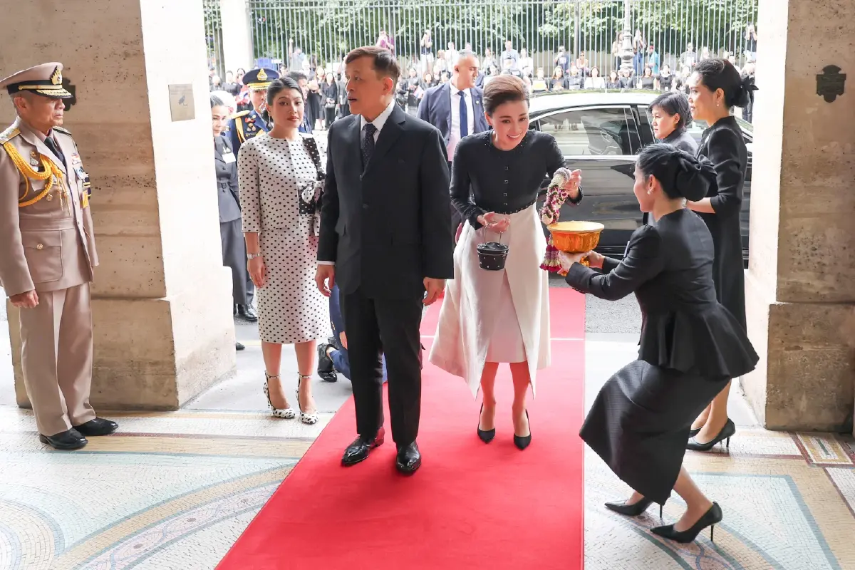 ในหลวง-พระราชินี เสด็จฯ ถึงฝรั่งเศส เจ้าฟ้าสิริวัณณวรี เฝ้าฯ รับเสด็จ