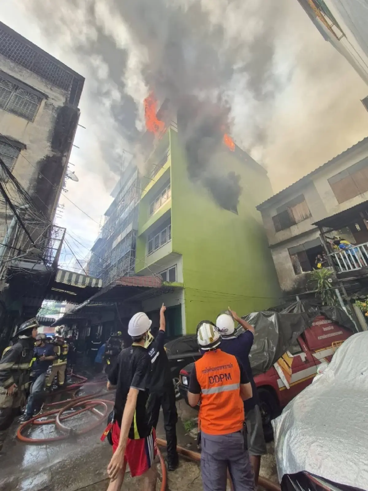 อัปเดตด่วน! ไฟไหม้กลางกรุงเทพ พระราม 6 บ้านวอด 5 หลัง หวั่นอาคารทรุดตัว