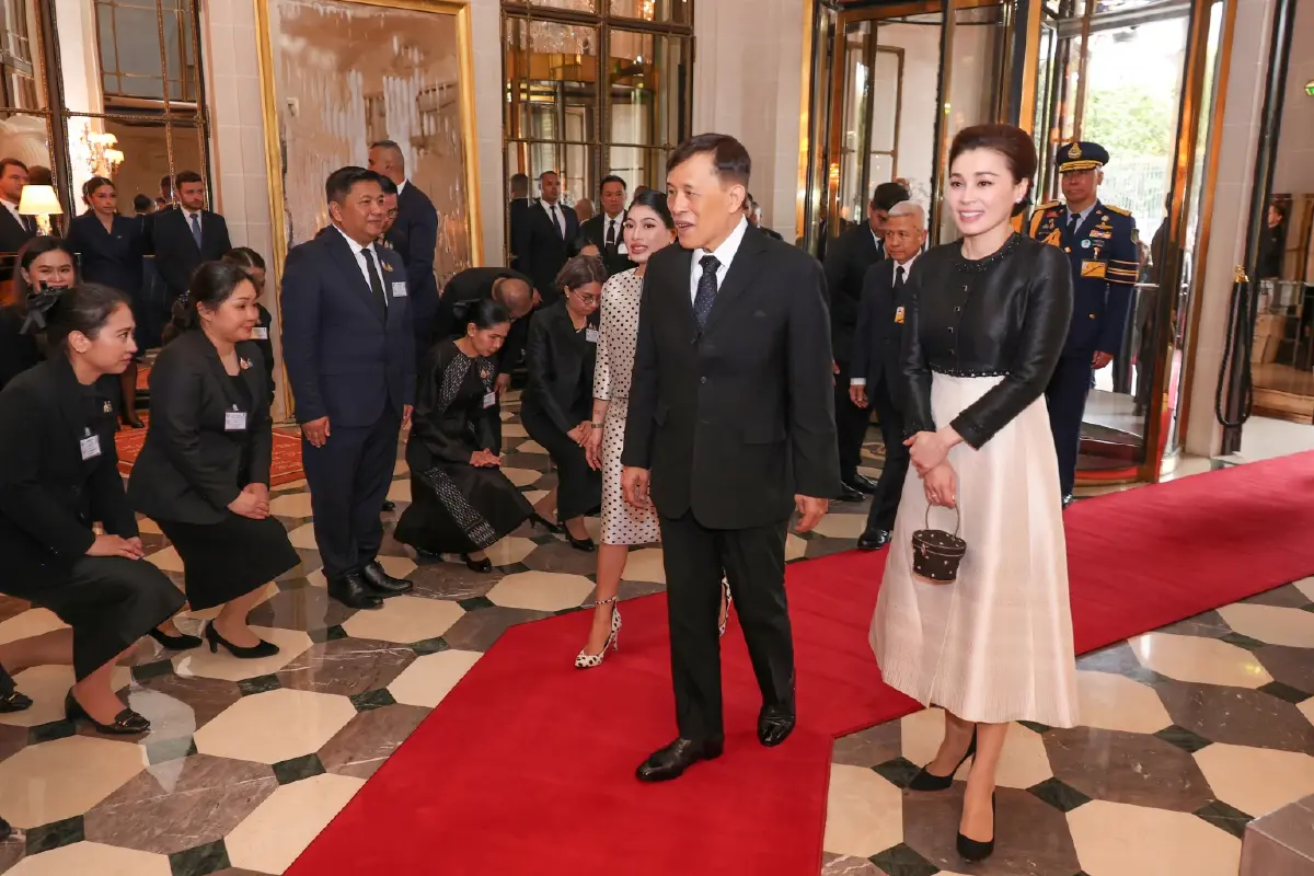 ในหลวง-พระราชินี เสด็จฯ ถึงฝรั่งเศส เจ้าฟ้าสิริวัณณวรี เฝ้าฯ รับเสด็จ