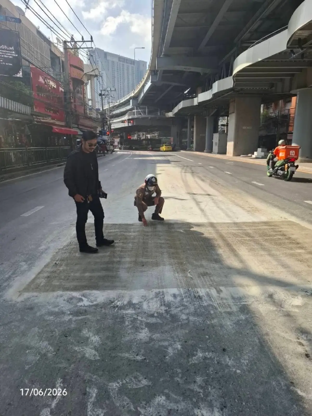คืบหน้าล่าสุด ถนนทรุดตัว หน้าโลตัสบางกะปิ ปิดซ่อมซ้ำ รอปูนแห้ง