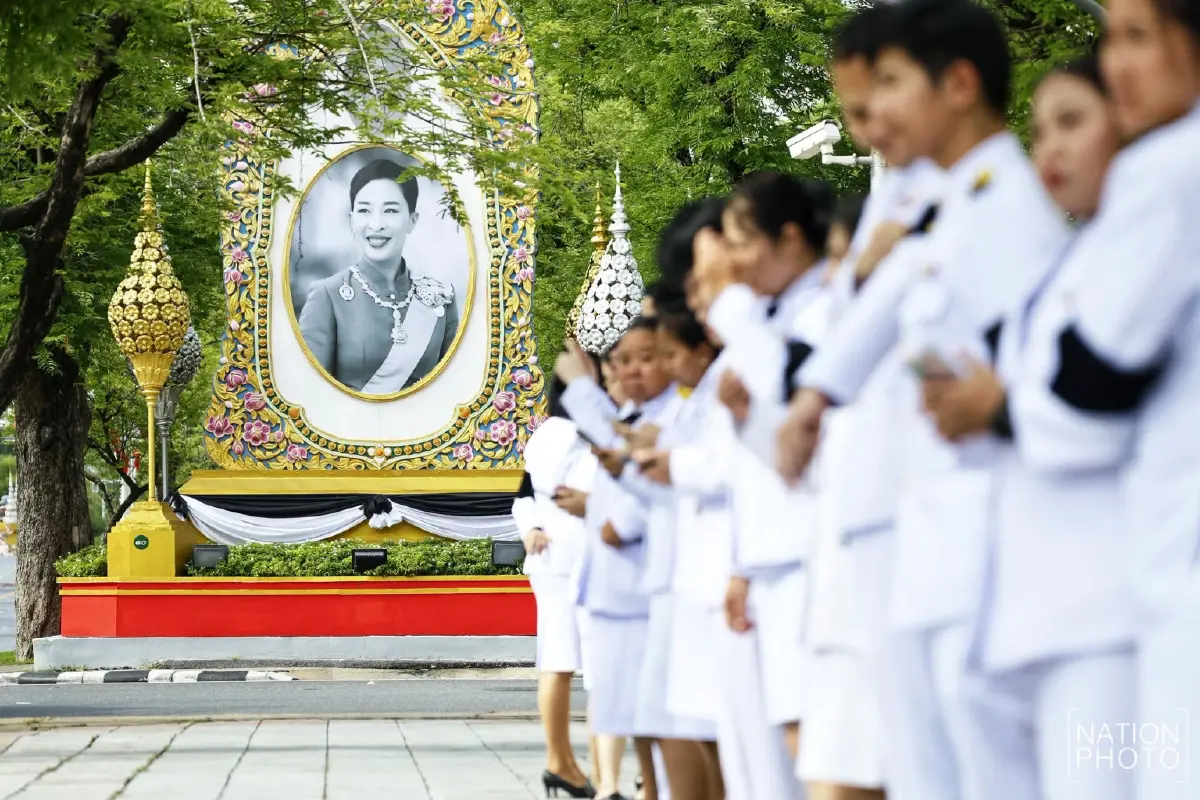 ในหลวง-พระราชินี เสด็จฯ นำขบวนเชิญพระศพ “เจ้าฟ้าพัชรกิติยาภาฯ” สู่พระบรมมหาราชวัง