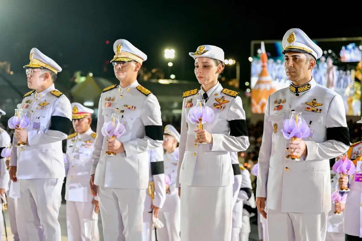 นายกฯ นำจุดเทียนถวายพระพรชัยมงคล สมเด็จพระนางเจ้าฯ พระบรมราชินี เฉลิมพระชนมพรรษา 4 รอบ