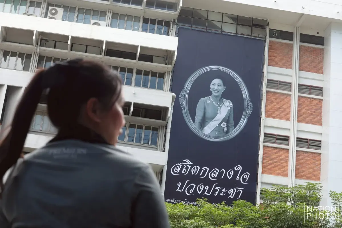 พสกนิกรหลั่งไหล รพ.จุฬาฯ รอส่งเสด็จเคลื่อนพระศพ “เจ้าฟ้าพัชรกิติยาภาฯ” สู่พระบรมมหาราชวัง