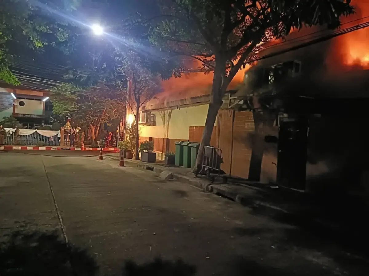 ด่วน! ไฟไหม้ร้านอาหารย่านสาทร เผยนาทีระทึก พบผู้บาดเจ็บ 2 ราย