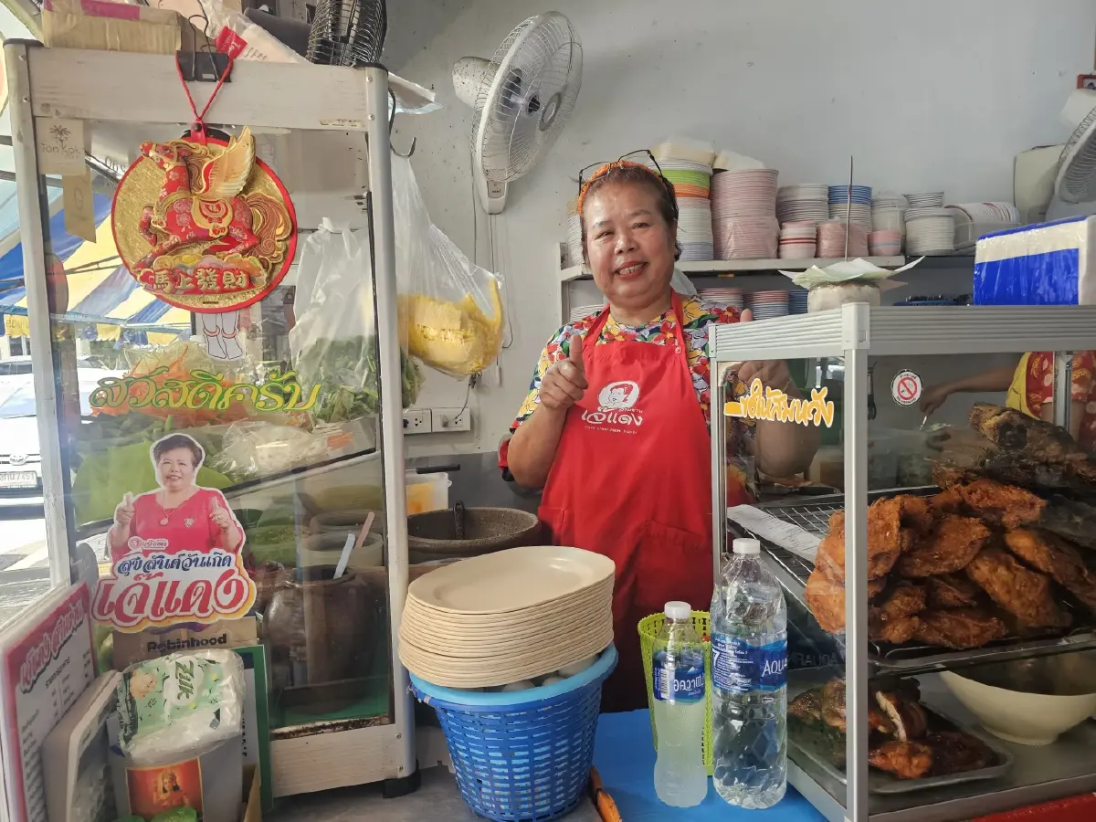 'เจ๊แดง สามย่าน' ตำนานร้านส้มตำมิชลินสตรีทฟู้ด  'คอหมูย่าง' นุ่มๆ