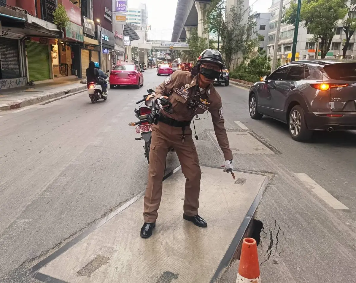 ด่วน! เลี่ยงเส้นทาง ถนนพญาไททรุดเป็นหลุม ใกล้แยกราชเทวี รถเริ่มติดหนัก