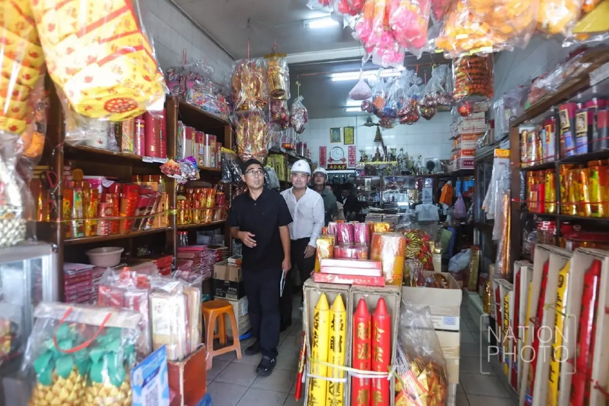 สั่งตัดกันสาดตึกเก่าสัมพันธวงศ์ วสท. ชี้ตึกอายุ 50 ปีที่ต้องระวัง
