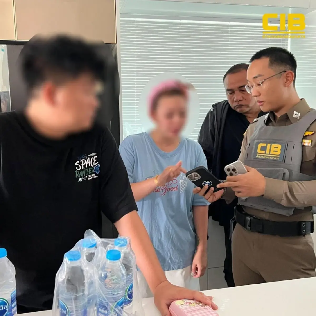เบื้องหลัง ไทยหลอกไทยโอนเงิน บุกนนทบุรีจับ 2 ตัวการ ยึดทรัพย์ 8 ล้าน