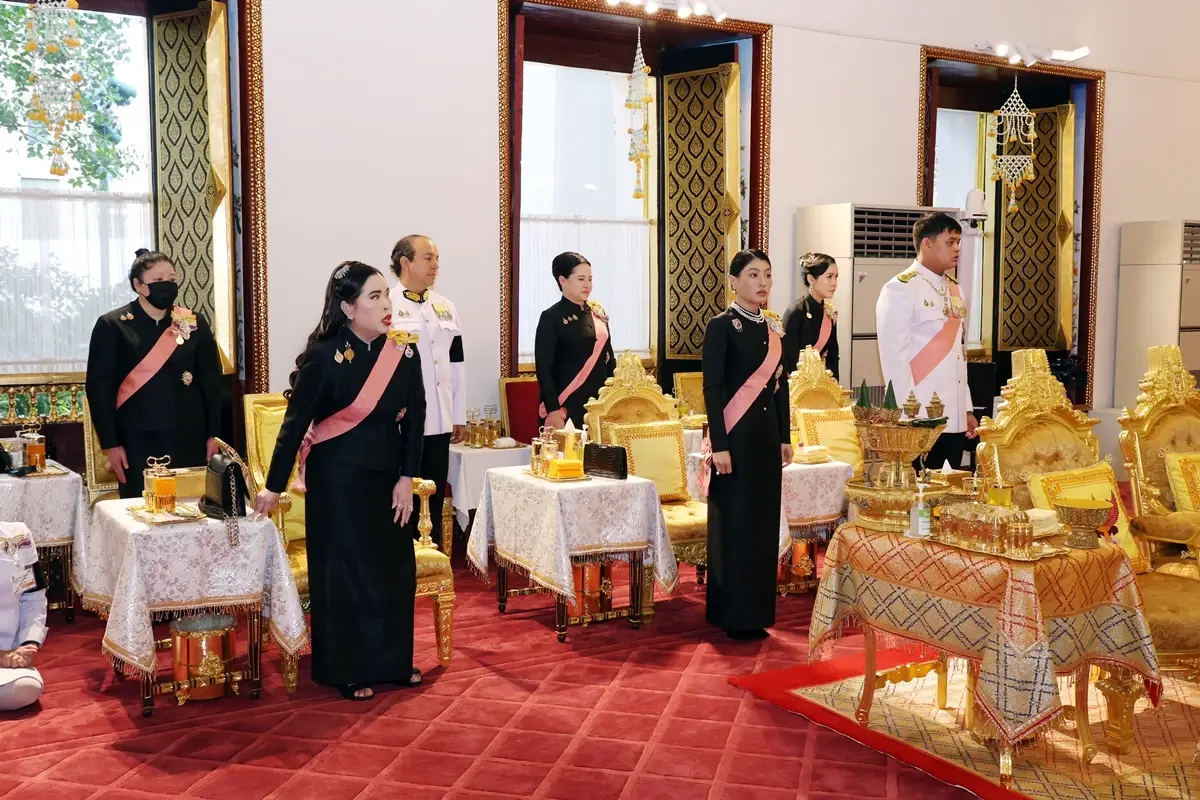 ในหลวง-พระราชินี เสด็จฯ ไปในการพระราชพิธีทรงบำเพ็ญพระราชกุศลปัณรสมวาร (15 วัน)