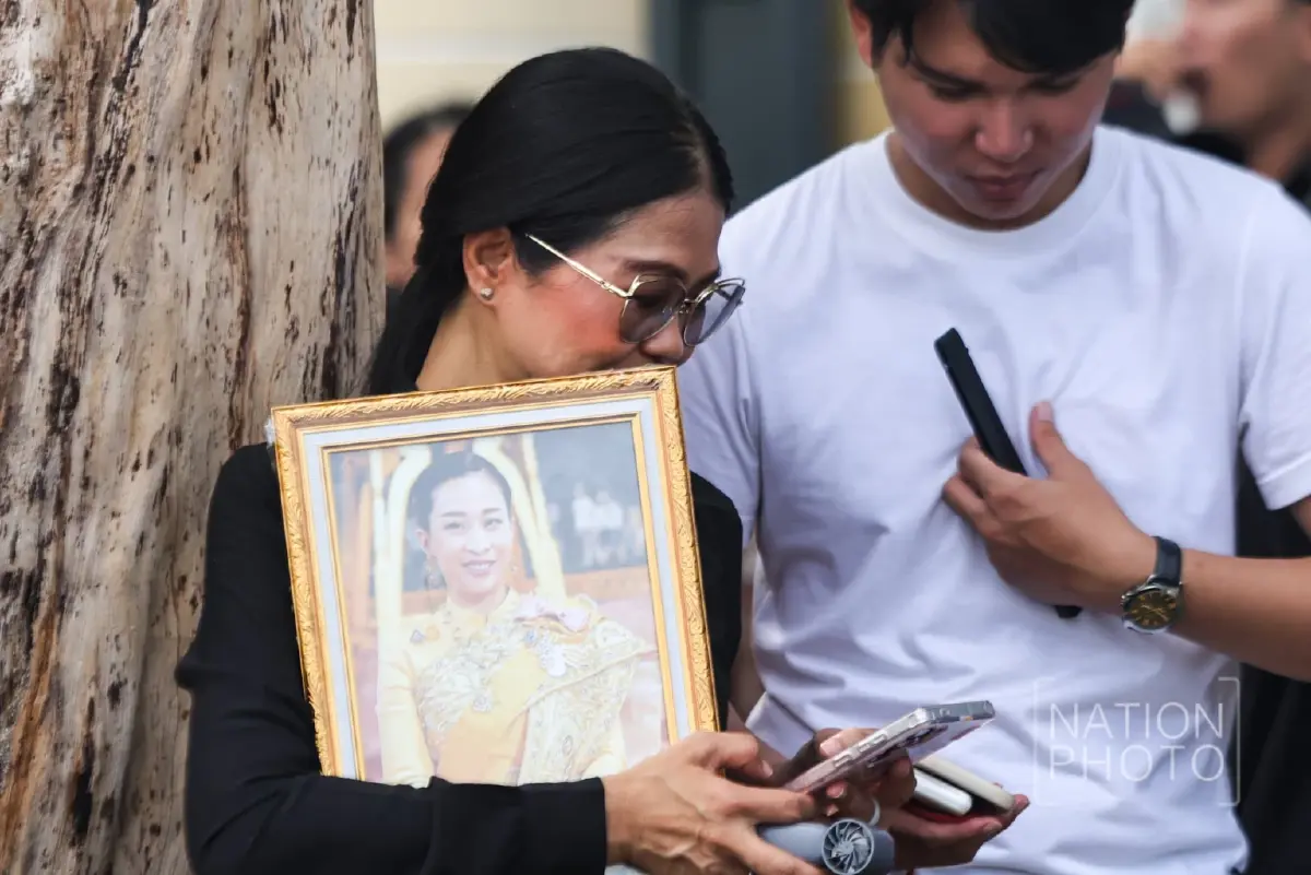 พสกนิกรปักหลักรอขบวนเชิญพระศพ “เจ้าฟ้าพัชรกิติยาภาฯ” หน้าพระบรมมหาราชวัง
