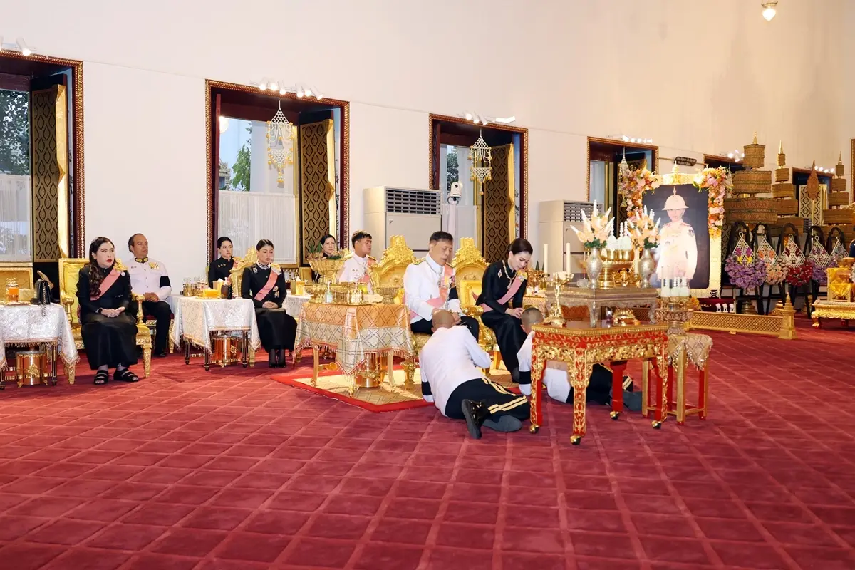 ในหลวง-พระราชินี เสด็จฯ ไปในการพระราชพิธีทรงบำเพ็ญพระราชกุศลปัณรสมวาร (15 วัน)