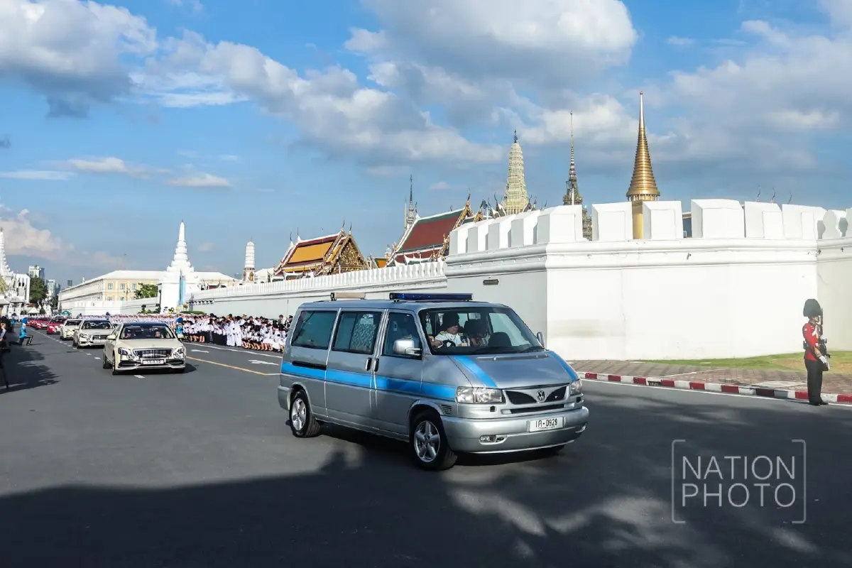 ในหลวง-พระราชินี เสด็จฯ นำขบวนเชิญพระศพ “เจ้าฟ้าพัชรกิติยาภาฯ” สู่พระบรมมหาราชวัง