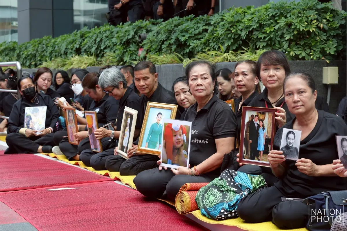 พสกนิกรหลั่งไหล รพ.จุฬาฯ รอส่งเสด็จเคลื่อนพระศพ “เจ้าฟ้าพัชรกิติยาภาฯ” สู่พระบรมมหาราชวัง