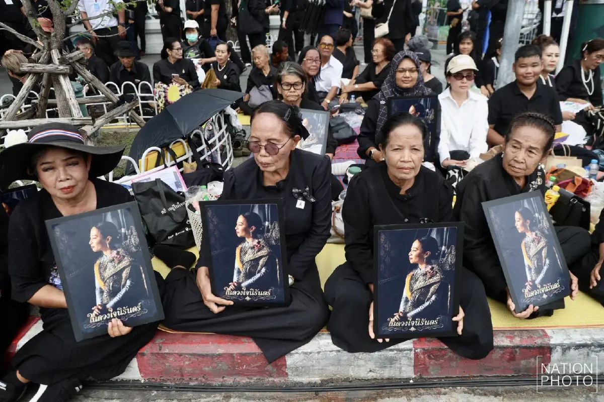 พสกนิกรปักหลักรอขบวนเชิญพระศพ “เจ้าฟ้าพัชรกิติยาภาฯ” หน้าพระบรมมหาราชวัง