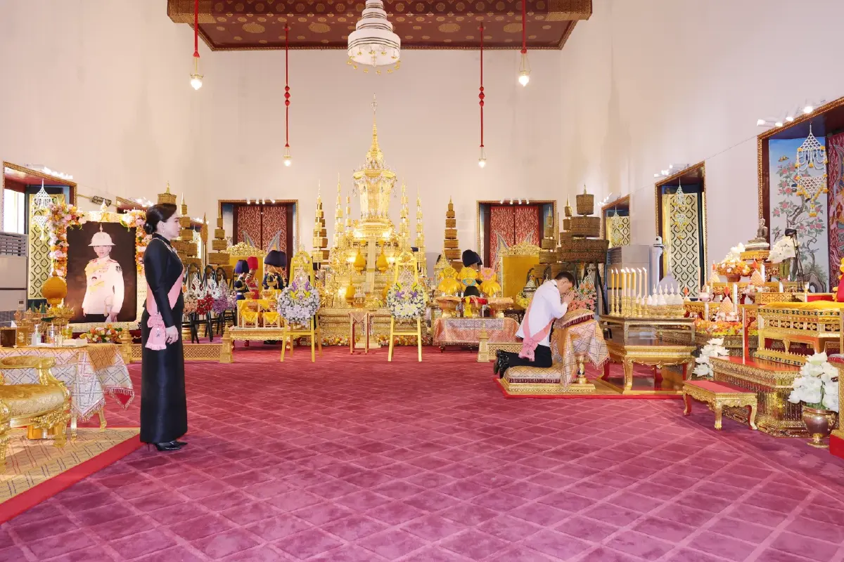 ในหลวง-พระราชินี เสด็จฯ ในการพระราชพิธีทรงบำเพ็ญพระราชกุศลปัณรสมวาร 15 วัน