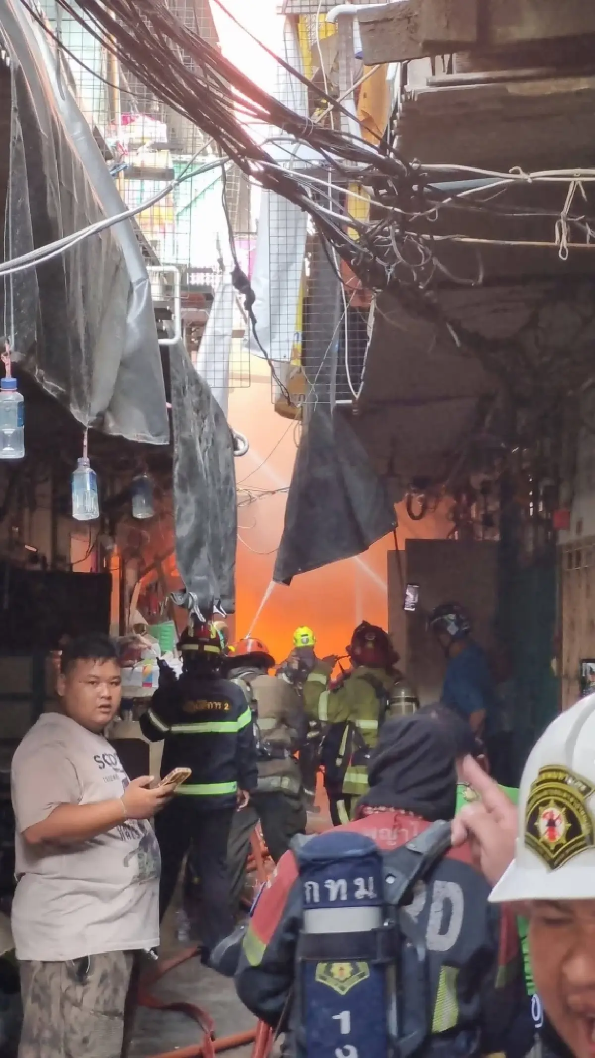 อัปเดตด่วน! ไฟไหม้กลางกรุงเทพ พระราม 6 บ้านวอด 5 หลัง หวั่นอาคารทรุดตัว