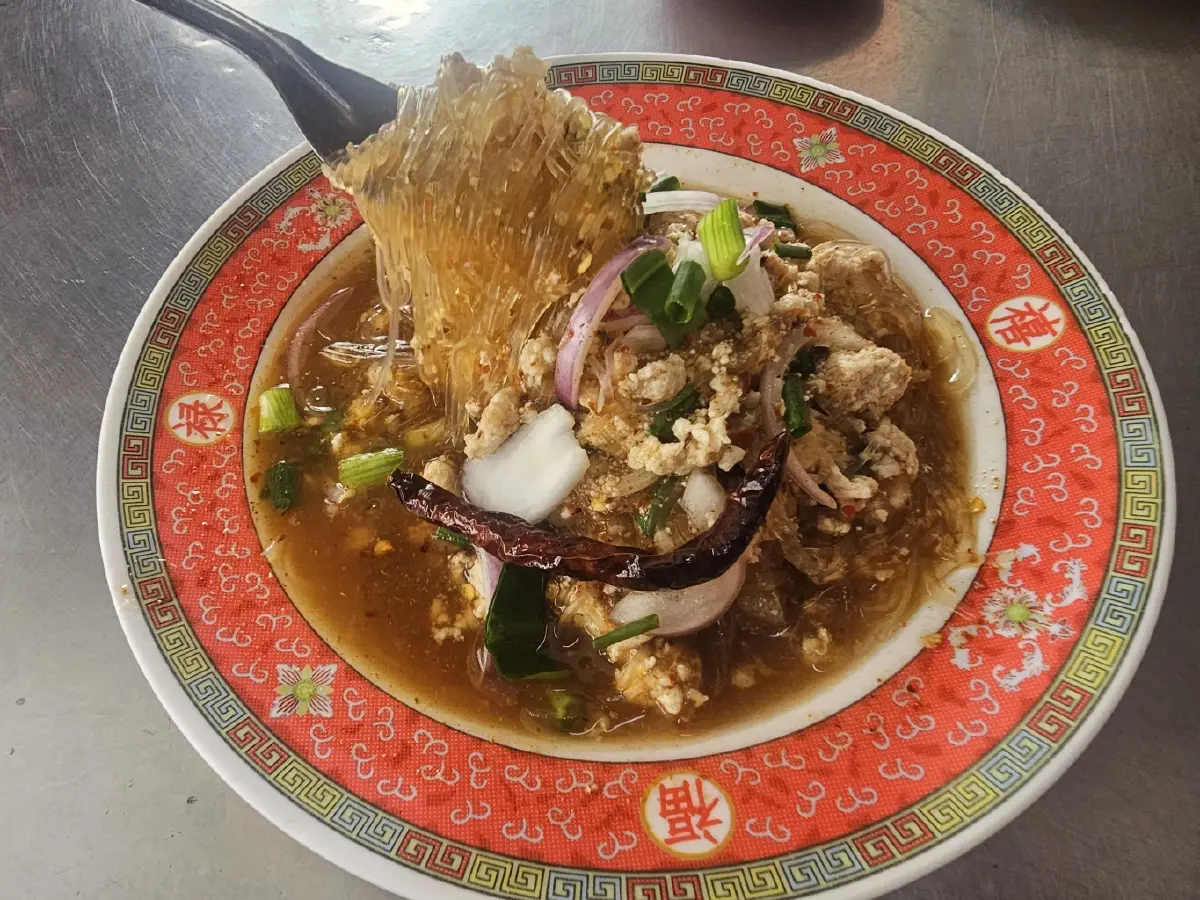 'เจ๊แดง สามย่าน' ตำนานร้านส้มตำมิชลินสตรีทฟู้ด  'คอหมูย่าง' นุ่มๆ