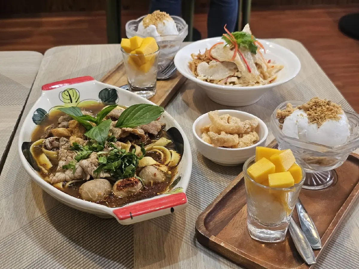 ‘ก๋วยเตี๋ยวเรือ’ ที่ ร้าน ‘Aroy Tatien’ น้ำซุปดีมีสมุนไพร 27 ชนิด