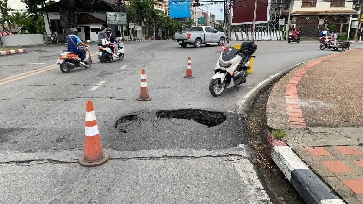 ด่วน! ถนนทรุดตัว เป็นหลุม กลางเมืองเชียงใหม่ มุ่งหน้าถนนท่าแพ