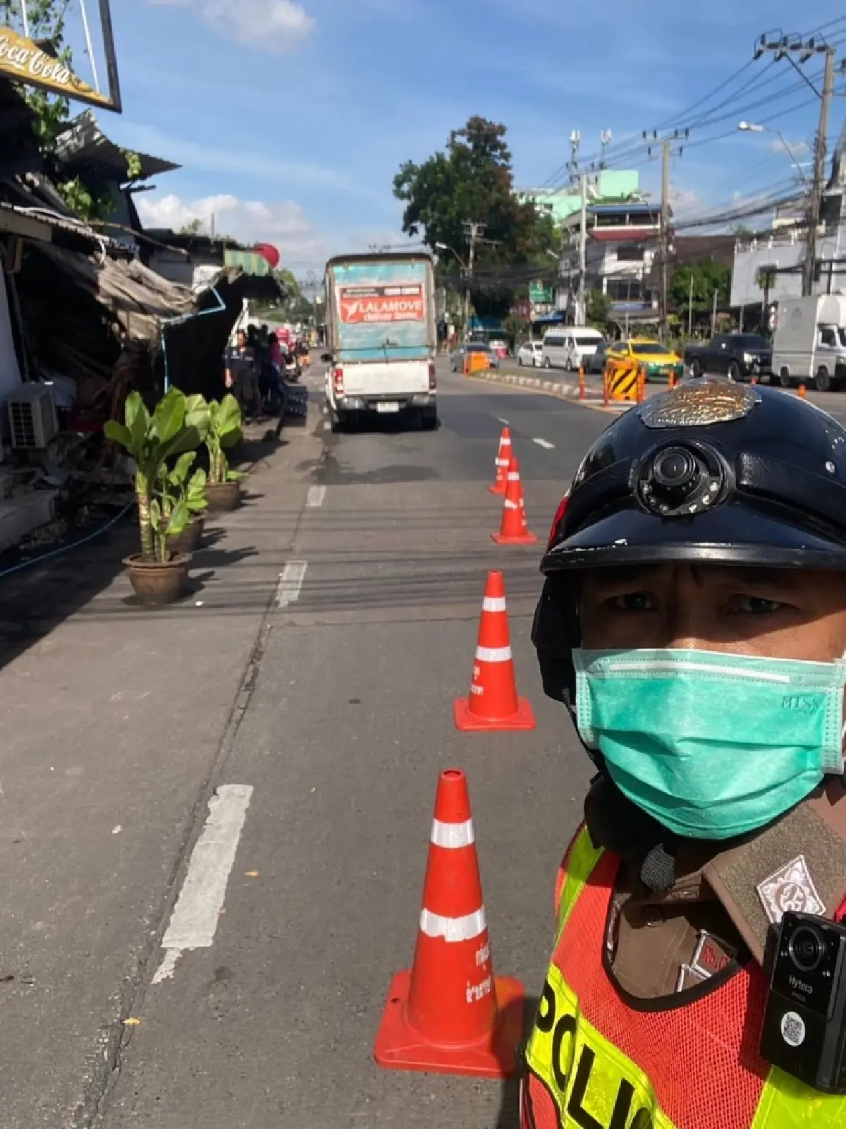 พายุถล่มกรุง ต้นโพธิ์โค่นล้มลอยทั้งแผง ทับเส้นทางแฮปปี้แลนด์