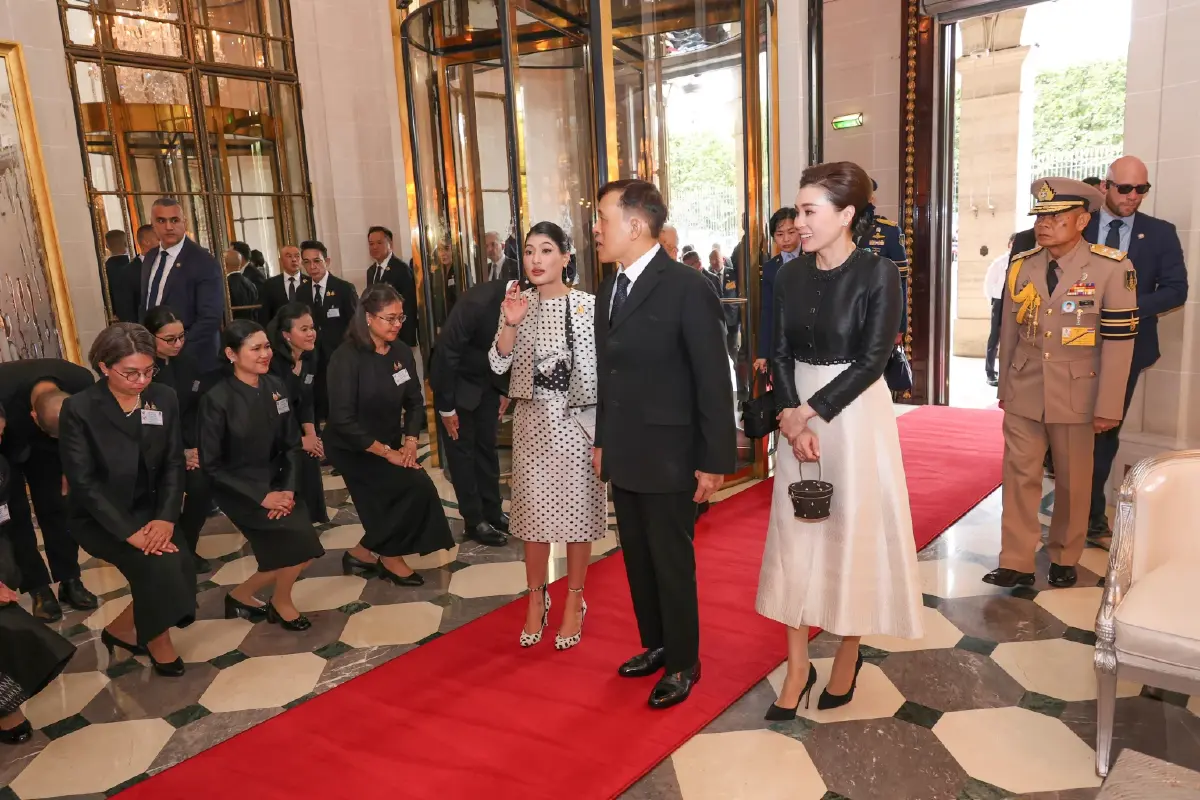 ในหลวง-พระราชินี เสด็จฯ ถึงฝรั่งเศส เจ้าฟ้าสิริวัณณวรี เฝ้าฯ รับเสด็จ