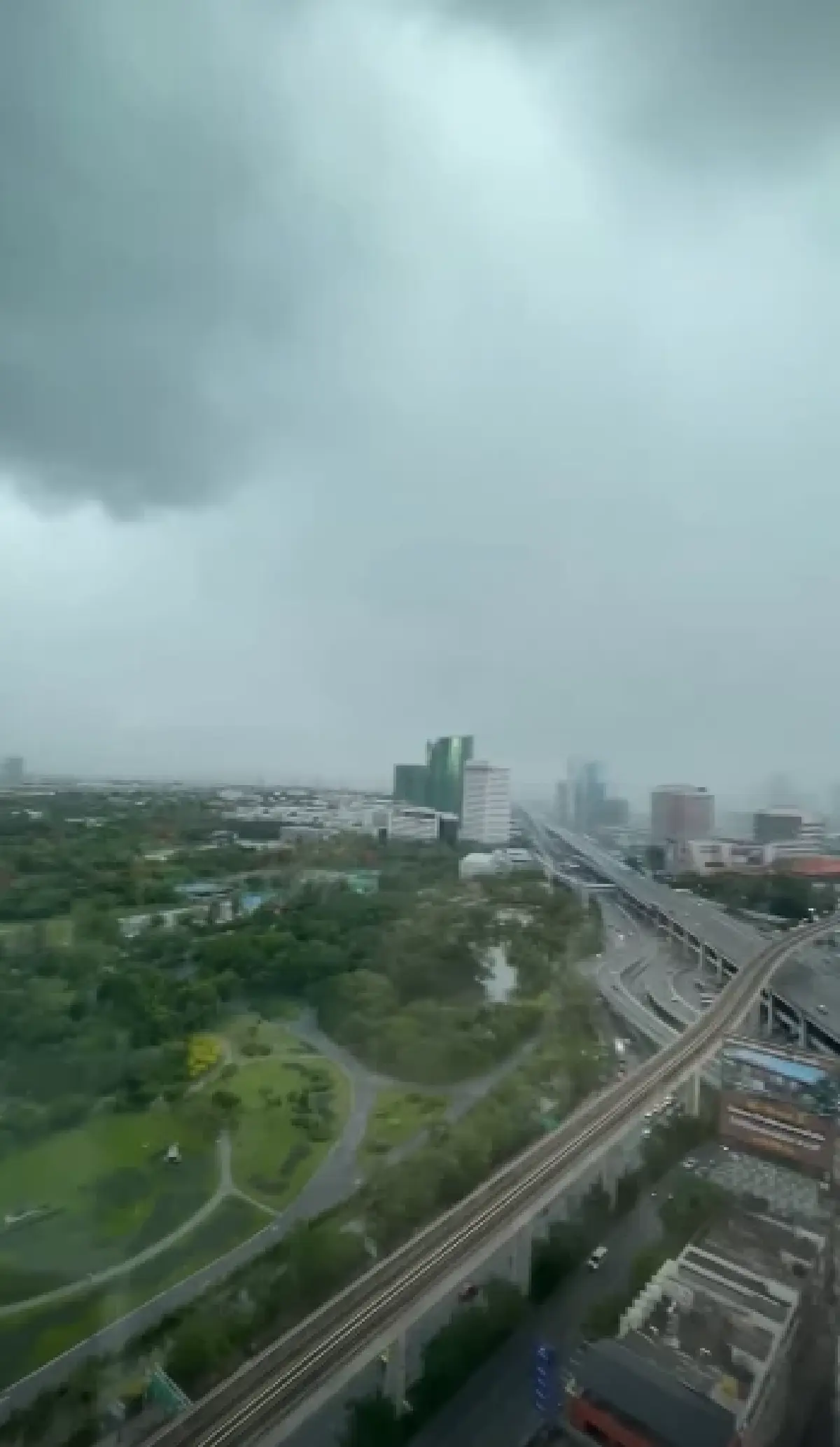 ทั่วกรุงเทพ ฝนตกหนัก มืดฟ้ามัวดิน พหลโยธิน - ม.เกษตร น้ำท่วม รถติด