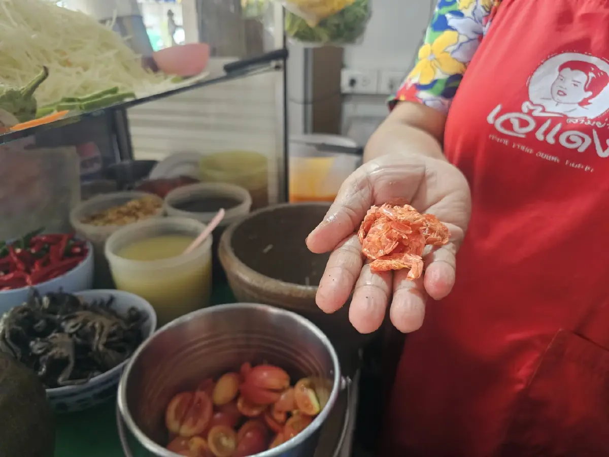 'เจ๊แดง สามย่าน' ตำนานร้านส้มตำมิชลินสตรีทฟู้ด  'คอหมูย่าง' นุ่มๆ