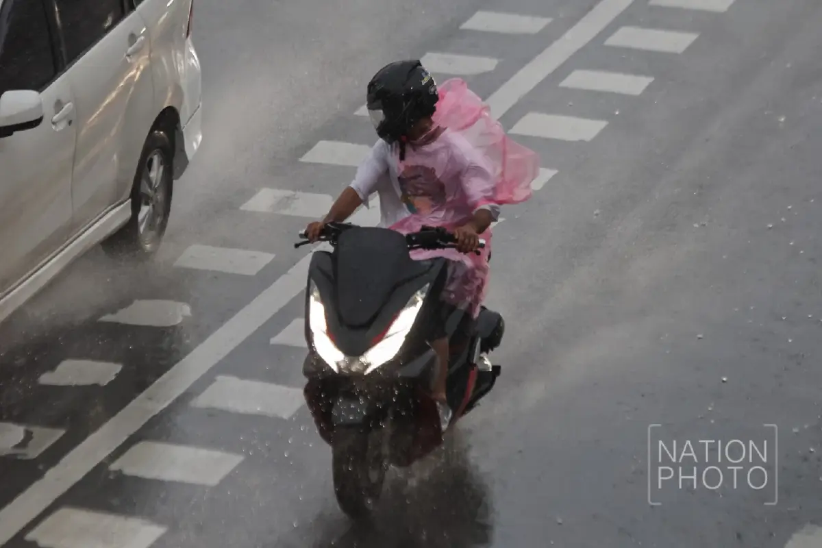 ฝนถล่มกรุง รัชดาน้ำท่วมขัง รถเล็กสัญจรลำบาก อุตุฯ เตือนตกยาวถึง 20 มิ.ย.