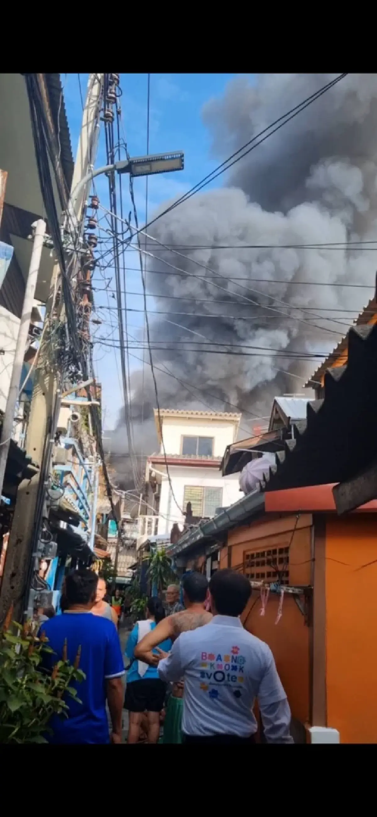 อัปเดตด่วน! ไฟไหม้กลางกรุงเทพ พระราม 6 บ้านวอด 5 หลัง หวั่นอาคารทรุดตัว