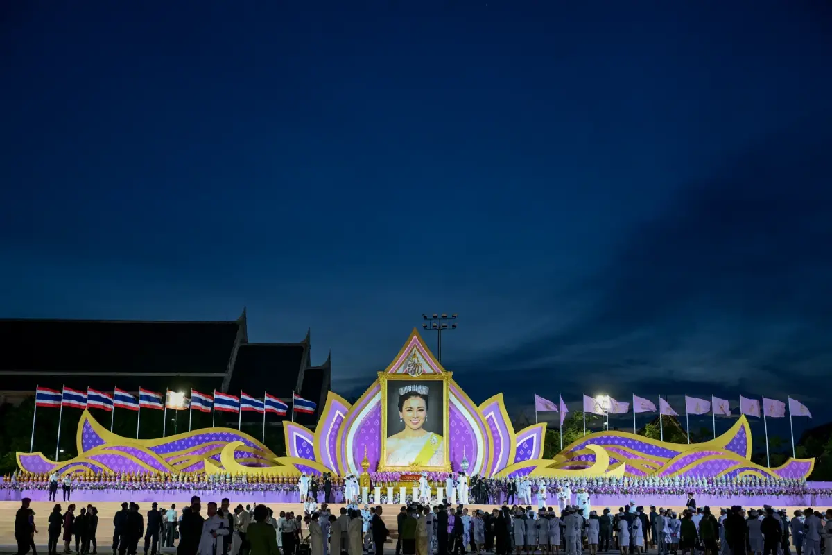 นายกฯ นำจุดเทียนถวายพระพรชัยมงคล สมเด็จพระนางเจ้าฯ พระบรมราชินี เฉลิมพระชนมพรรษา 4 รอบ