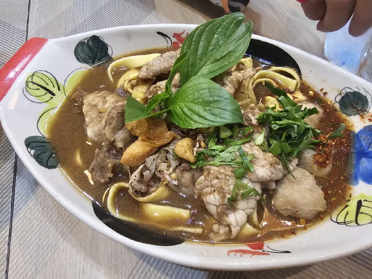 ‘ก๋วยเตี๋ยวเรือ’ ที่ ร้าน ‘Aroy Tatien’ น้ำซุปดีมีสมุนไพร 27 ชนิด