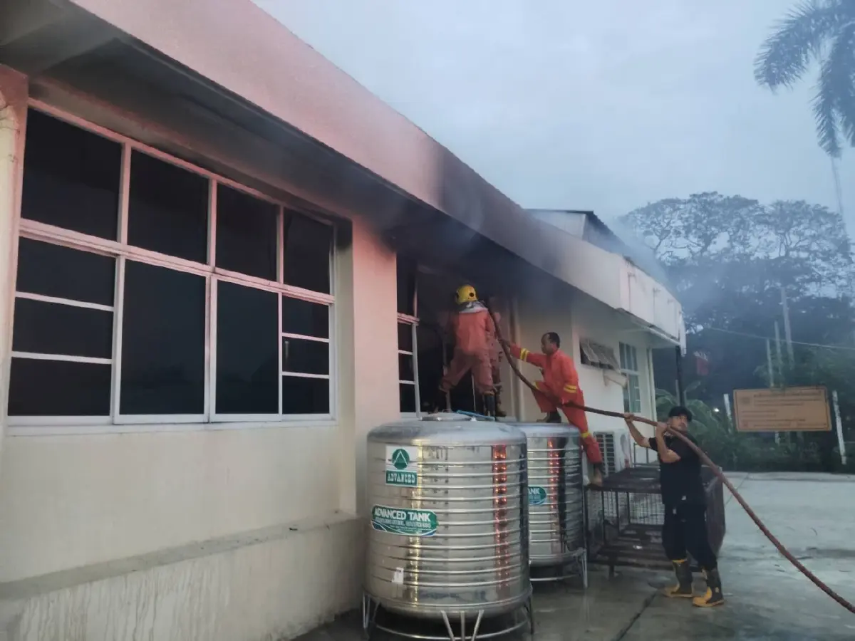 ด่วน! ไฟไหม้โรงเรียนดังนนทบุรี อาคารอนุบาลวอด เร่งคุมเพลิงวุ่น