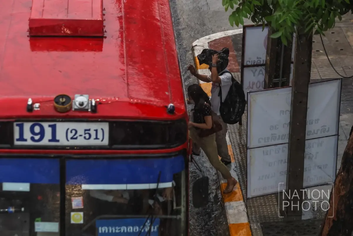 ฝนถล่มกรุง รัชดาน้ำท่วมขัง รถเล็กสัญจรลำบาก อุตุฯ เตือนตกยาวถึง 20 มิ.ย.