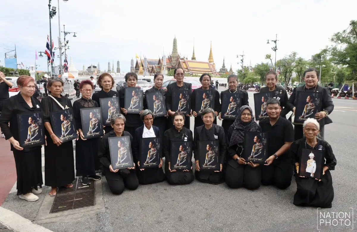 พสกนิกรปักหลักรอขบวนเชิญพระศพ “เจ้าฟ้าพัชรกิติยาภาฯ” หน้าพระบรมมหาราชวัง