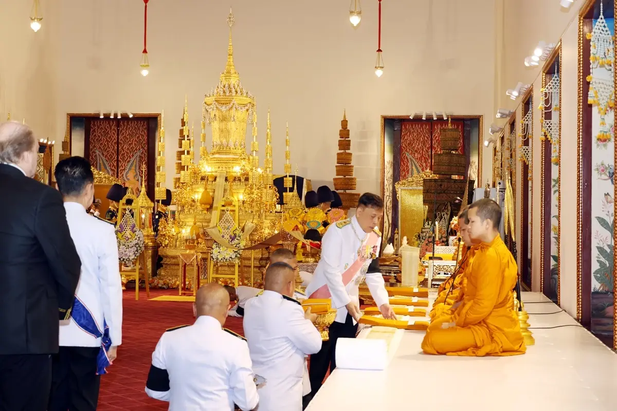 ในหลวง-พระราชินี เสด็จฯ ไปในการพระราชพิธีทรงบำเพ็ญพระราชกุศลปัณรสมวาร (15 วัน)