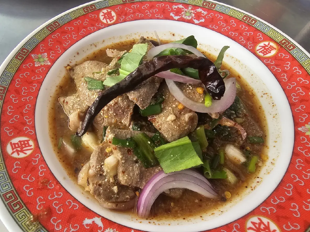 'เจ๊แดง สามย่าน' ตำนานร้านส้มตำมิชลินสตรีทฟู้ด  'คอหมูย่าง' นุ่มๆ