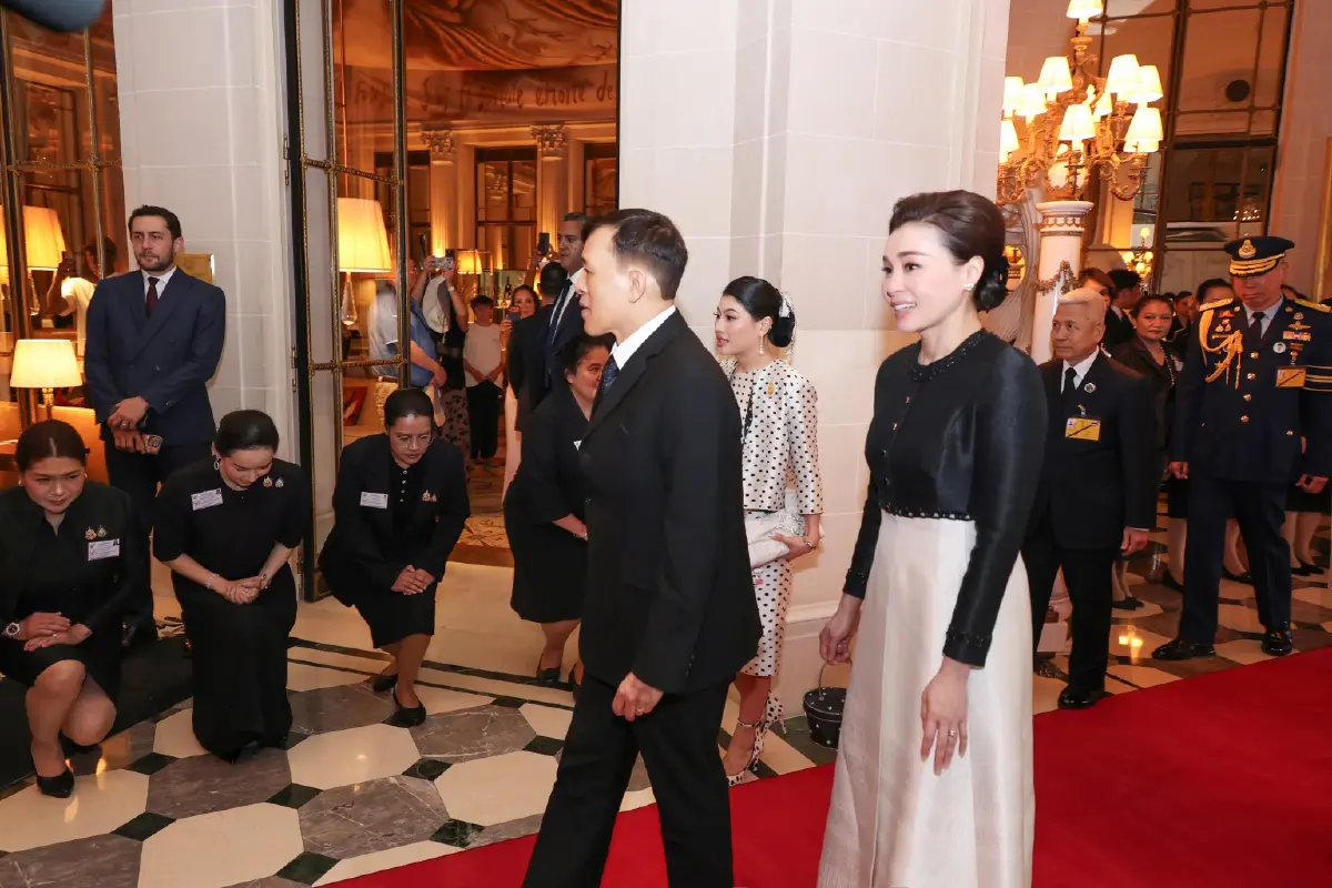 ในหลวง-พระราชินี เสด็จฯ ถึงฝรั่งเศส เจ้าฟ้าสิริวัณณวรี เฝ้าฯ รับเสด็จ