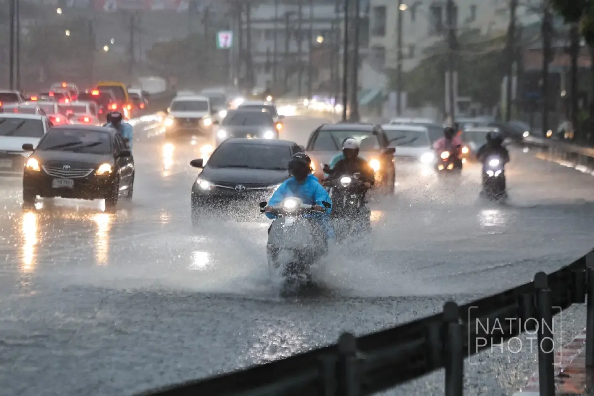 ฝนถล่มกรุง รัชดาน้ำท่วมขัง รถเล็กสัญจรลำบาก อุตุฯ เตือนตกยาวถึง 20 มิ.ย.