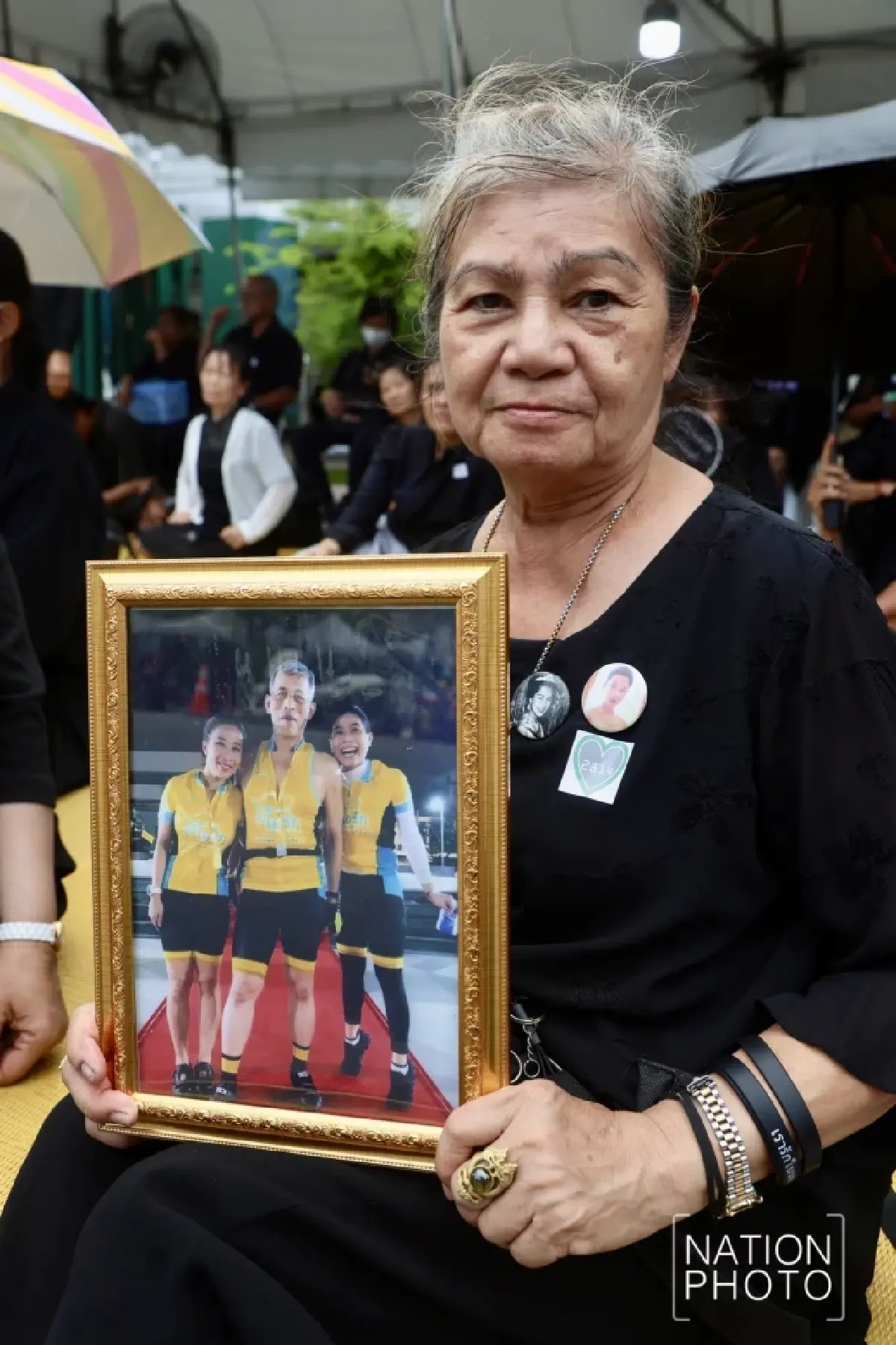 พสกนิกรปักหลักรอขบวนเชิญพระศพ “เจ้าฟ้าพัชรกิติยาภาฯ” หน้าพระบรมมหาราชวัง