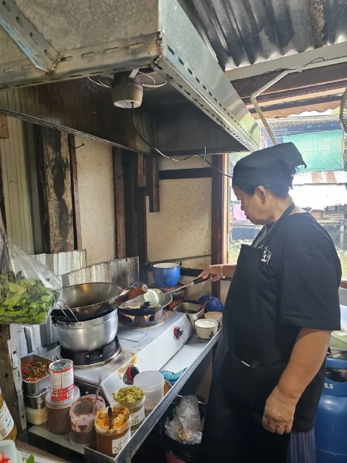 ‘กุ้งกะปิสะตอ’ อร่อยริมคลอง ต้องที่ร้าน ‘อาหารบ้านคุณเล็ก’