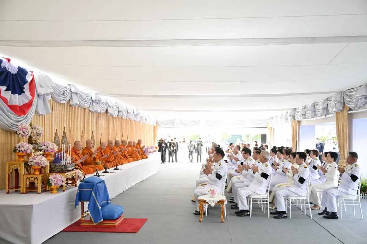 ‘อนุทิน’ พร้อมภริยา ทำบุญตักบาตร เฉลิมพระชนมพรรษา ‘พระราชินี’