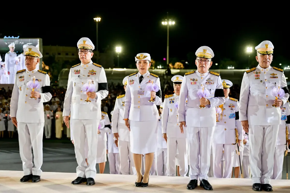 นายกฯ นำจุดเทียนถวายพระพรชัยมงคล สมเด็จพระนางเจ้าฯ พระบรมราชินี เฉลิมพระชนมพรรษา 4 รอบ